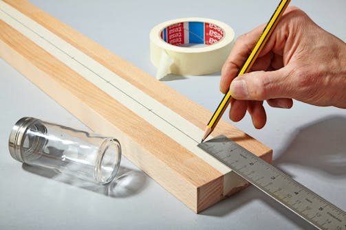 Enkel kryddhylla av billigt träspill